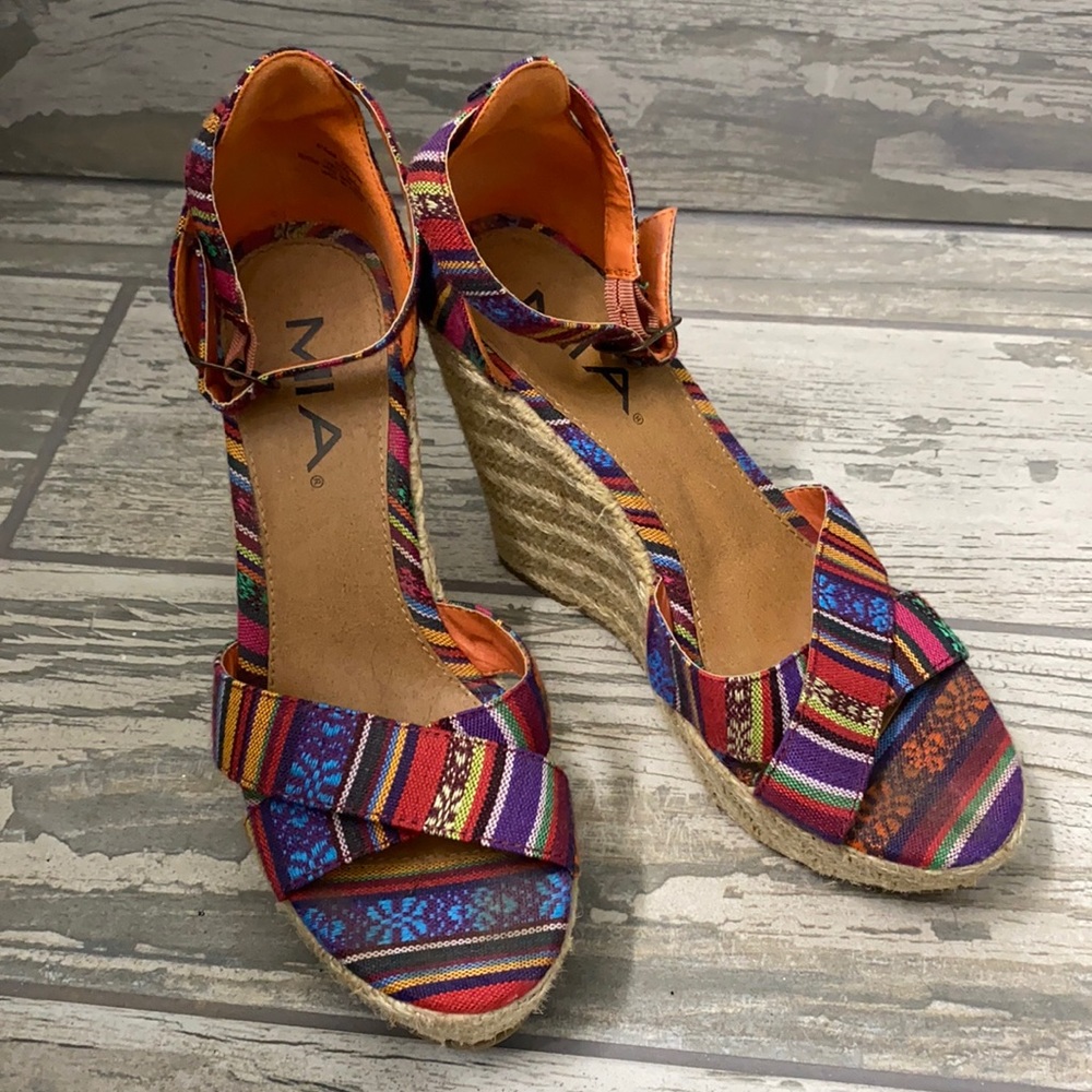 Multicolored patterned wedges